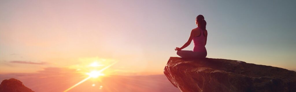 frau-sonnenuntergang-felsen